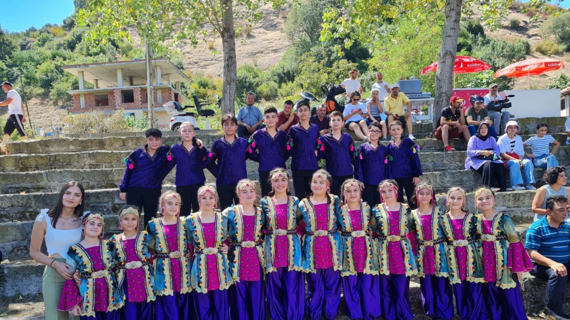 Balkan Türkleri derneği tarafından okulumuz halk oyunları ekibine madalye taktimi yapıldı